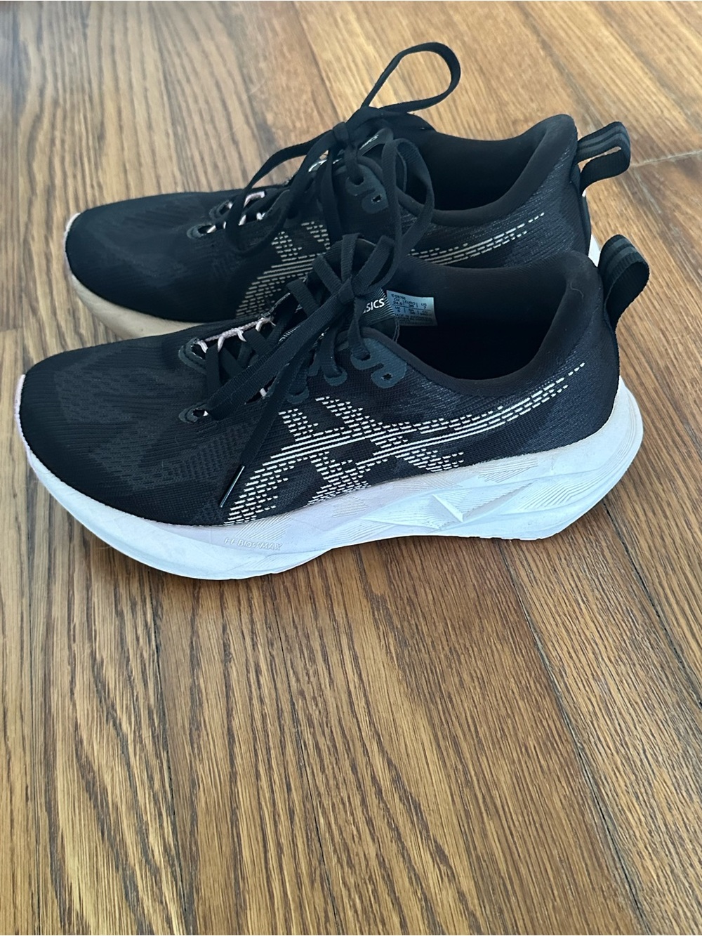 Asics Novablast 5 Running Shoes in Black/Pink Pearl - Size 7 (US)